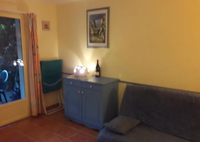 Provence, Uzes, Maisonnette 6-7 Personnes Dans